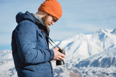 Close-up portrait bearded male photographer in sunglasses with dslr camera in his hands looks at the photos on the royalty free stock photos Close-up portrait bearded male photographer in sunglasses with dslr camera in his hands looks at the photos on the royalty free stock photos