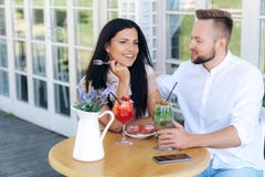 Close-up, retrato dos amantes Um homem e uma mulher estão sentando-se em um café, estão falando-se e estão tendo-se uma boa estad fotos de stock Close-up, retrato dos amantes Um homem e uma mulher estão sentando-se em um café, estão falando-se e estão tendo-se uma boa estad fotos de stock