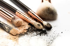 Close-up side view of professional make-up brush with natural bristle and black ferrule with crashed eyeshadow isolated on white royalty free stock photography Close-up side view of professional make-up brush with natural bristle and black ferrule with crashed eyeshadow isolated on white royalty free stock photography