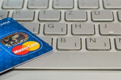 Close-up van creditcard Mastercard Op laptop toetsenbord stock foto's Close-up van creditcard Mastercard Op laptop toetsenbord stock foto's
