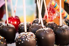 Close-up van de appelen van het chocoladesuikergoed bij markt stock fotografie Close-up van de appelen van het chocoladesuikergoed bij markt stock fotografie