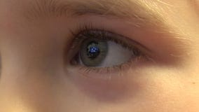 Close-up van de Gelukkige Ogen die van het Babymeisje TV, Bezinningen in Ogen kijken 4K UltraHD, UHD stock video Close-up van de Gelukkige Ogen die van het Babymeisje TV, Bezinningen in Ogen kijken 4K UltraHD, UHD stock video