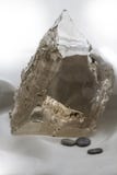 Close-up van een groot kristal die van transparant kwarts zich op een vage witte achtergrond bevinden stock afbeeldingen Close-up van een groot kristal die van transparant kwarts zich op een vage witte achtergrond bevinden stock afbeeldingen