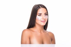 Close-up van een jonge vrouw met flarden onder ogen van rimpels en donkere die cirkels op witte achtergrond worden geïsoleerd stock foto Close-up van een jonge vrouw met flarden onder ogen van rimpels en donkere die cirkels op witte achtergrond worden geïsoleerd stock foto