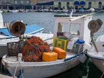 Close-up van een kleurrijk visnet en andere toebehoren die op een boot liggen Royalty-vrije Stock Fotografie Close-up van een kleurrijk visnet en andere toebehoren die op een boot liggen Royalty-vrije Stock Fotografie