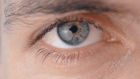 Close-up van een Mannelijk Oog van ` s stock footage Close-up van een Mannelijk Oog van ` s stock footage