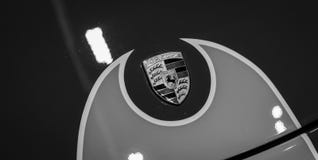 Close-up van een Porsche-embleem royalty-vrije stock foto Close-up van een Porsche-embleem royalty-vrije stock foto