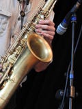 Close-up van een saxofonist die zijn instrument, naast een microfoon spelen royalty-vrije stock afbeeldingen Close-up van een saxofonist die zijn instrument, naast een microfoon spelen royalty-vrije stock afbeeldingen
