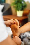 Close-up van een Young Woman Getting Spa Behandeling De zorg van de lichaamshuid Masseur die Voeten masseren Kuuroord - 7 stock foto's Close-up van een Young Woman Getting Spa Behandeling De zorg van de lichaamshuid Masseur die Voeten masseren Kuuroord - 7 stock foto's