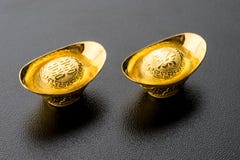 Close-up van groot goud op zwarte achtergrond stock foto's Close-up van groot goud op zwarte achtergrond stock foto's
