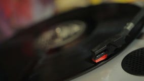 Close-up van het vinylverslag spinnen op retro speler, uitstekende muziekinzameling stock videobeelden Close-up van het vinylverslag spinnen op retro speler, uitstekende muziekinzameling stock videobeelden