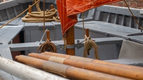 Close-up van rijboot binnen met roeispanen en kabel royalty-vrije stock foto Close-up van rijboot binnen met roeispanen en kabel royalty-vrije stock foto