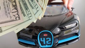 Close-up van stuk speelgoed die van het de autometaal van vooraanzicht het Zwarte Bugatti Chiron in de lucht op witte achtergrond stock fotografie Close-up van stuk speelgoed die van het de autometaal van vooraanzicht het Zwarte Bugatti Chiron in de lucht op witte achtergrond stock fotografie
