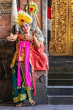 Close-up van vrouwelijke danser bij de Dansstudio van Sahadewa Barong in Banjar Gelulung, Bali Indonesi? stock afbeeldingen Close-up van vrouwelijke danser bij de Dansstudio van Sahadewa Barong in Banjar Gelulung, Bali Indonesi? stock afbeeldingen
