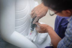 Close-upbeeldhouwers die elektrische boor op een te snijden marmer gebruiken stock foto's Close-upbeeldhouwers die elektrische boor op een te snijden marmer gebruiken stock foto's