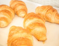 Close-updetails van verse gebakken Croissants in bakkerijmand royalty-vrije stock foto's Close-updetails van verse gebakken Croissants in bakkerijmand royalty-vrije stock foto's