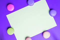 Close-updocument voor exemplaar ruimte, tekst en reclame op purpere achtergrond met multicolored roze en gele makarons stock foto's Close-updocument voor exemplaar ruimte, tekst en reclame op purpere achtergrond met multicolored roze en gele makarons stock foto's