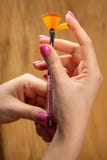 Close-upmening van handen met manicure van jonge vrouw stock afbeeldingen Close-upmening van handen met manicure van jonge vrouw stock afbeeldingen