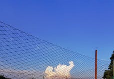 Close-upnetten rond Sportgebied tegen Blauwe Bewolkte Hemel stock foto Close-upnetten rond Sportgebied tegen Blauwe Bewolkte Hemel stock foto