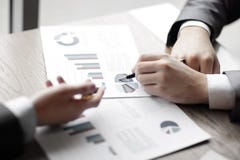 close upp anställda diskuterar finansiella data Foto med kopieringsutrymme royaltyfria bilder close upp anställda diskuterar finansiella data Foto med kopieringsutrymme royaltyfria bilder