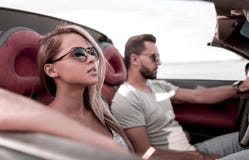 close upp parresanden i en cabriolet royaltyfria bilder close upp parresanden i en cabriolet royaltyfria bilder