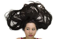 Close-upportret die van humeurige Aziatische vrouwen op grond met zwart lang haar liggen verstoord acteren, ongelukkig stock afbeeldingen Close-upportret die van humeurige Aziatische vrouwen op grond met zwart lang haar liggen verstoord acteren, ongelukkig stock afbeeldingen
