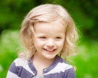 Close-upportret van een glimlachend blondemeisje met krullend haar stock foto's Close-upportret van een glimlachend blondemeisje met krullend haar stock foto's