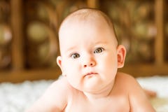 Close-upportret van een mooie kleine baby die op bed liggen stock afbeeldingen Close-upportret van een mooie kleine baby die op bed liggen stock afbeeldingen