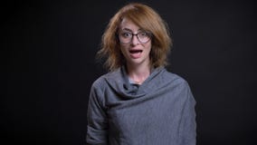 Close-upportret van extravagant roodharigewijfje op middelbare leeftijd in glazen die verrast en opgewekt terwijl het kijken word stock afbeeldingen Close-upportret van extravagant roodharigewijfje op middelbare leeftijd in glazen die verrast en opgewekt terwijl het kijken word stock afbeeldingen