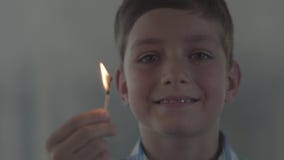 Close-upportret van weinig jongen die met de gelijken in de donkere rokerige ruimte spelen Het kind stak gelijke het glimlachen a stock video Close-upportret van weinig jongen die met de gelijken in de donkere rokerige ruimte spelen Het kind stak gelijke het glimlachen a stock video
