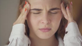 Close-upportret van zekere onbezorgde leuke vrouw die met verschillende gekleurde ogen camera binnen bekijken Jong meisje stock video Close-upportret van zekere onbezorgde leuke vrouw die met verschillende gekleurde ogen camera binnen bekijken Jong meisje stock video