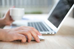 Closeup av maskinskrivning för hand för affärskvinna på bärbar datortangentbordet royaltyfri bild Closeup av maskinskrivning för hand för affärskvinna på bärbar datortangentbordet royaltyfri bild