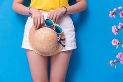 Closeup of Beauty woman posing with sunglasses and straw hat in royalty free stock photography Closeup of Beauty woman posing with sunglasses and straw hat in royalty free stock photography