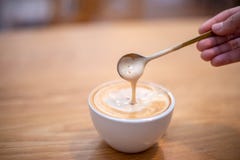 Closeupbild av manliga h?nder som f?rbereder ny cappuccino arkivbild Closeupbild av manliga h?nder som f?rbereder ny cappuccino arkivbild
