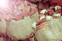 Closeupbukett av den färgrika konstgjorda blomman med ordet CONGRATU royaltyfria bilder Closeupbukett av den färgrika konstgjorda blomman med ordet CONGRATU royaltyfria bilder