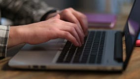 Closeupen av man` s räcker arbete på bärbara datorn stock video Closeupen av man` s räcker arbete på bärbara datorn stock video