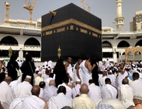 Closeupen av muselmanen vallfärdar utför Tawaf under Umra royaltyfri fotografi Closeupen av muselmanen vallfärdar utför Tawaf under Umra royaltyfri fotografi