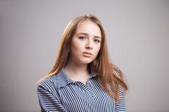 Closeuphorisontalstående av den attraktiva studentflickan på grå bakgrund med kopieringsutrymme Ung kvinna med naturlig skönhet o fotografering för bildbyråer Closeuphorisontalstående av den attraktiva studentflickan på grå bakgrund med kopieringsutrymme Ung kvinna med naturlig skönhet o fotografering för bildbyråer