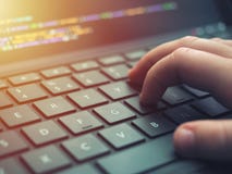 Closeupprogrammerare som kodifierar på skärmen Händer som kodifierar html och programmerar på bärbar datorskärmen, rengöringsduku fotografering för bildbyråer Closeupprogrammerare som kodifierar på skärmen Händer som kodifierar html och programmerar på bärbar datorskärmen, rengöringsduku fotografering för bildbyråer