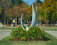 Closeupsikt på monumentet på strandpromenaden av Palic sjön, Serbien royaltyfria bilder Closeupsikt på monumentet på strandpromenaden av Palic sjön, Serbien royaltyfria bilder