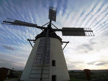 Closeupsikt på väderkvarnen i Retz Österrike med mäktig himmel fotografering för bildbyråer Closeupsikt på väderkvarnen i Retz Österrike med mäktig himmel fotografering för bildbyråer