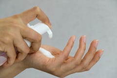 Closeupskott av kvinnahänder som applicerar fukta kräm- oigenkännligt för hand fotografering för bildbyråer Closeupskott av kvinnahänder som applicerar fukta kräm- oigenkännligt för hand fotografering för bildbyråer
