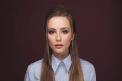 Closeupstående av den nätta yong kvinnan med ljus makeup i en studio som isoleras över mörk rosa bakgrund arkivfoto Closeupstående av den nätta yong kvinnan med ljus makeup i en studio som isoleras över mörk rosa bakgrund arkivfoto