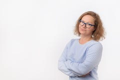 Closeupstående av den skeptiska unga caucasian kvinnan i den blåa skjortan, kvinna som ser misstänksam arkivbilder Closeupstående av den skeptiska unga caucasian kvinnan i den blåa skjortan, kvinna som ser misstänksam arkivbilder