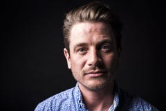 Closeupstående av den säkra mannen på svart bakgrund royaltyfri fotografi Closeupstående av den säkra mannen på svart bakgrund royaltyfri fotografi