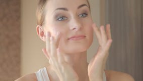 Closeupstående av för framsidaskincare för härlig kvinna det rörande begreppet stock video Closeupstående av för framsidaskincare för härlig kvinna det rörande begreppet stock video