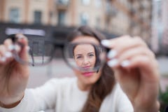 Closeupstående av unga kvinnor med exponeringsglas Hon har synförmågaproblem och skelar hans ögon lite grann Den härliga flickan fotografering för bildbyråer Closeupstående av unga kvinnor med exponeringsglas Hon har synförmågaproblem och skelar hans ögon lite grann Den härliga flickan fotografering för bildbyråer