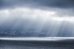 cloud samochodów promie ciemnej formy burzliwe widok Zatoka Tangier, Maroko zdjęcie stock cloud samochodów promie ciemnej formy burzliwe widok Zatoka Tangier, Maroko zdjęcie stock