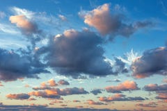 Cloudscape bonito sobre o mar, tiro do por do sol foto de stock royalty free Cloudscape bonito sobre o mar, tiro do por do sol foto de stock royalty free
