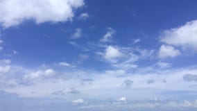 Cloudscape a tiempo pasa en el horizonte ventoso azul diario almacen de video Cloudscape a tiempo pasa en el horizonte ventoso azul diario almacen de video